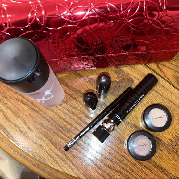 MAC 7 pc Makeup Bundle + Cosmetic Bag $167 Value - Picture 2 of 13